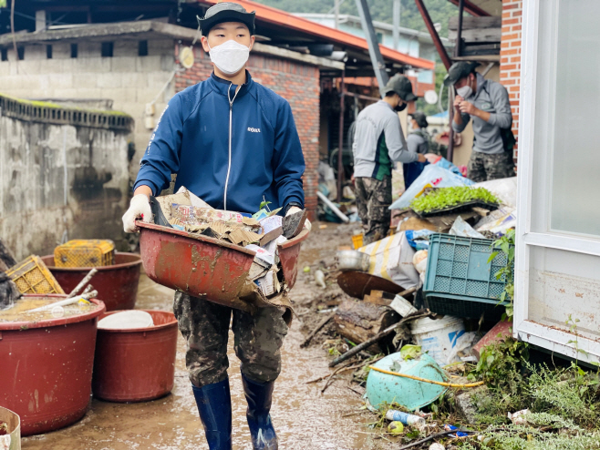 일손 돕는 육군 50사단 장병