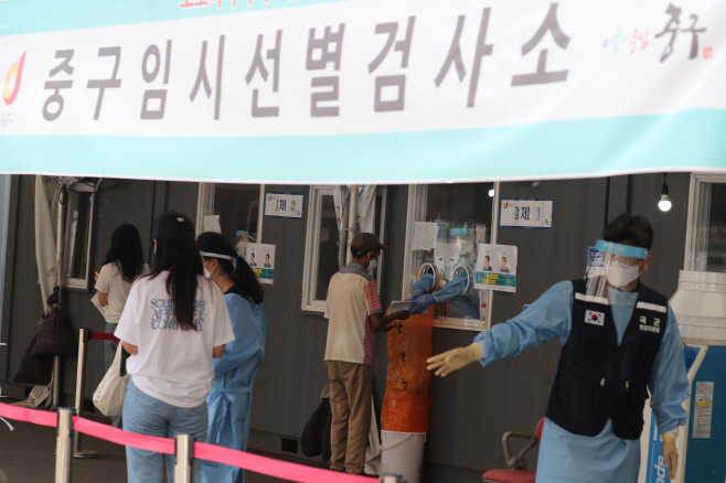 코로나 검사 안내하는 의료진<YONHAP NO-1621>