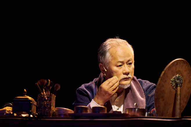 2020 더 드레서 공연사진_송승환 배우