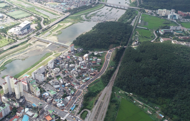 왕복 2차선에서4차선으로 확장·개통된 금장사거리~동대유치원