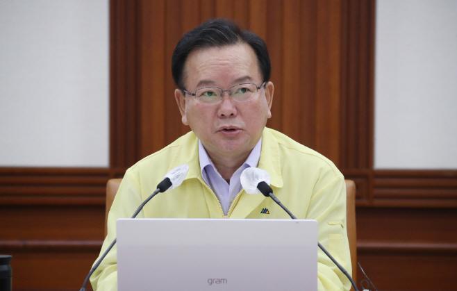 중대본 회의서 발언하는 김부겸 총리