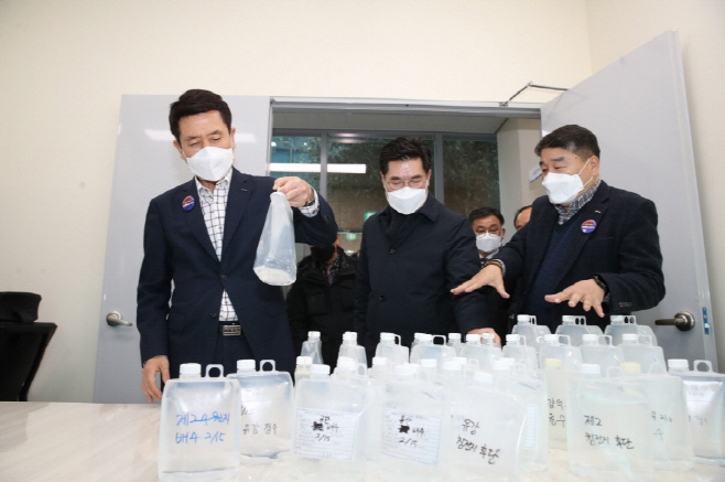 지난 2월 이강덕 포항시장 양덕 정수장 방문하고 있다/제공=포