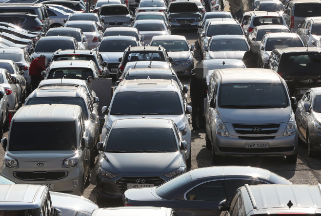 코로나에도 작년보다 증가한 중고차 거래<YONHAP NO-2077>