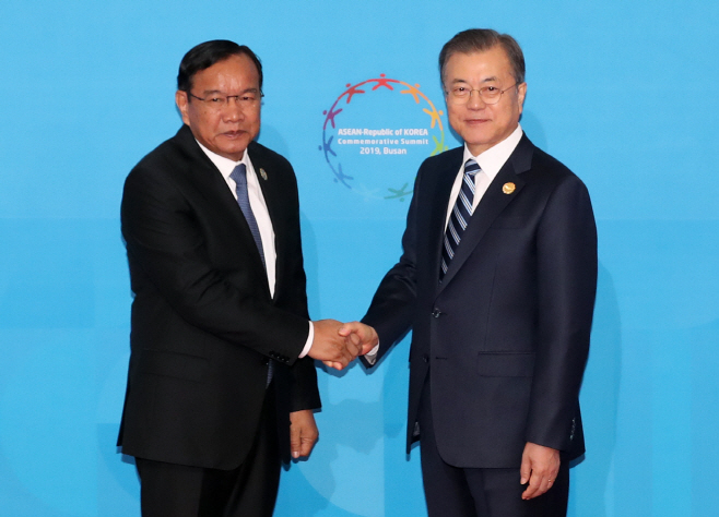 [한-아세안] 캄보디아 부총리 영접하는 문 대통령
