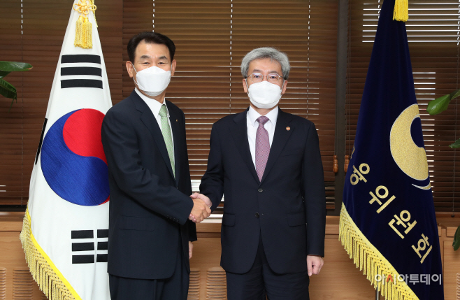 금융위_210902_금융위원장, 금융감독원장과 회동_02