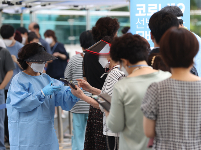 오늘도 바쁜 의료진<YONHAP NO-4656>