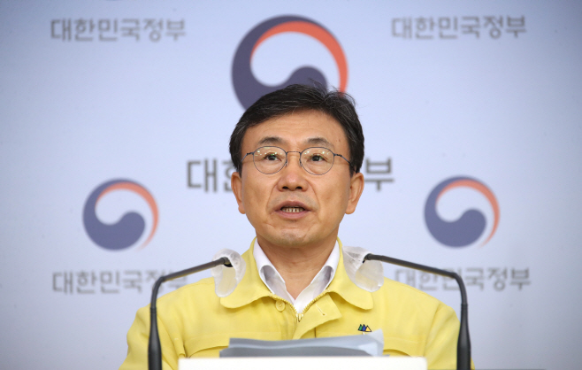 중대본 회의 결과 브리핑 하는 권덕철 장관<YONHAP NO-2981>