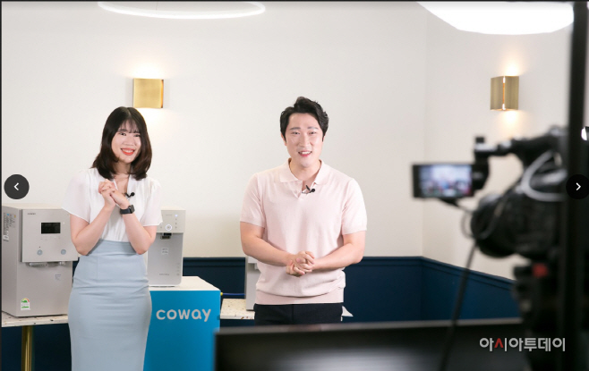 [사진자료1] 코웨이 사내 인플루언서 라이브 방송 진행 모습