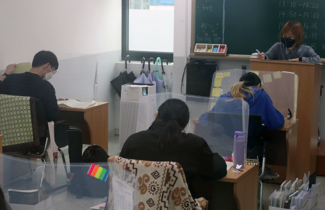 수능 전 마지막 모의고사 치르는 수험생들