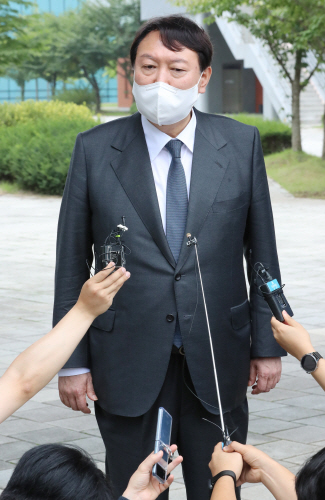 질문에 답하는 윤석열<YONHAP NO-3288>
