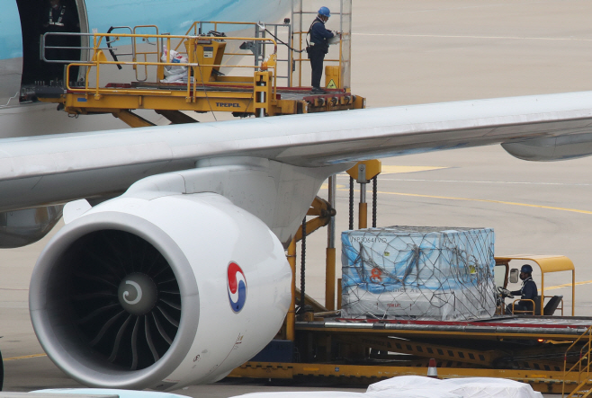 모더나 백신 255만2천회분 인천공항 도착<YONHAP NO-3494>