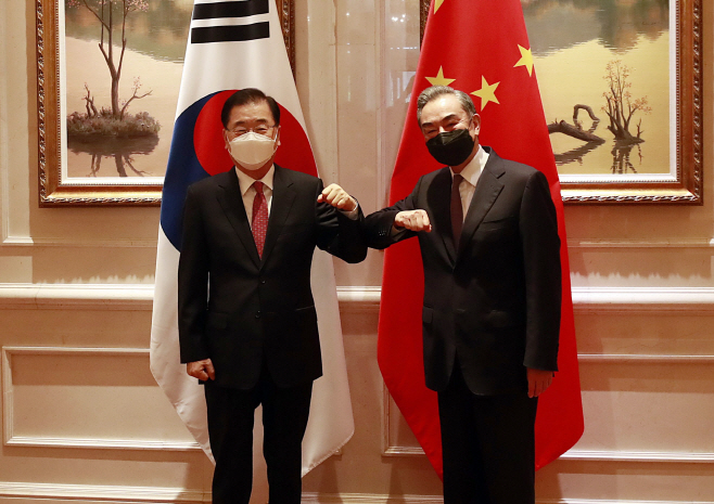 인사하는 정의용 장관과 왕이 부장