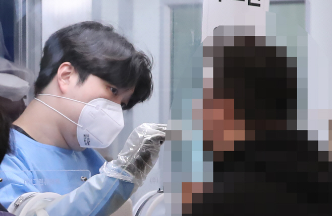 계속되는 코로나19 검사<YONHAP NO-1799>