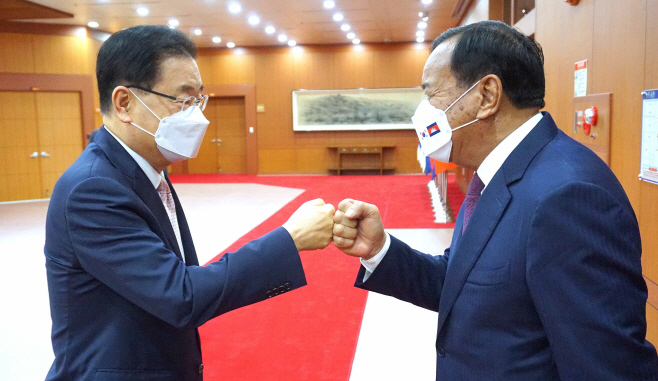 인사하는 한·캄보디아 외교부 장관