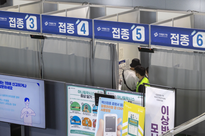 다음주까지 국민 70% 1차 접종<YONHAP NO-3496>