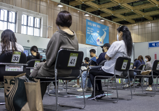 ‘추석전 국민 70% 백신 1차 접