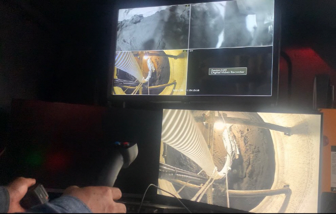 [사진2] 로봇을 활용한 질소분위기 촉매 교체작업