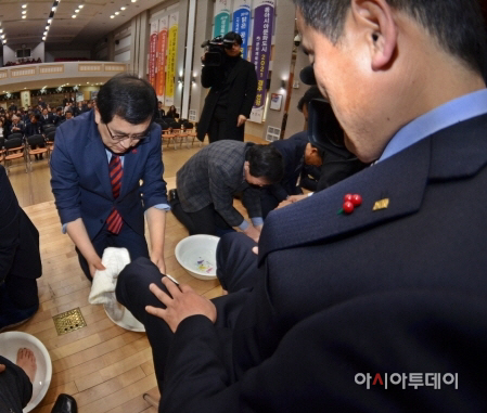 지난해 1월 경주시청 알천홀에서 열린 청렴결의 세족식을 통해