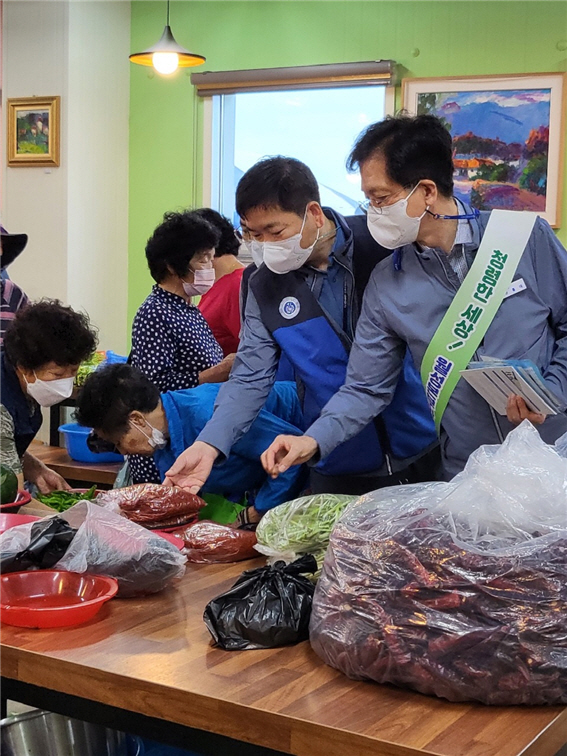 우륵 원홍대 본부장이 장보기행사를 하고있다