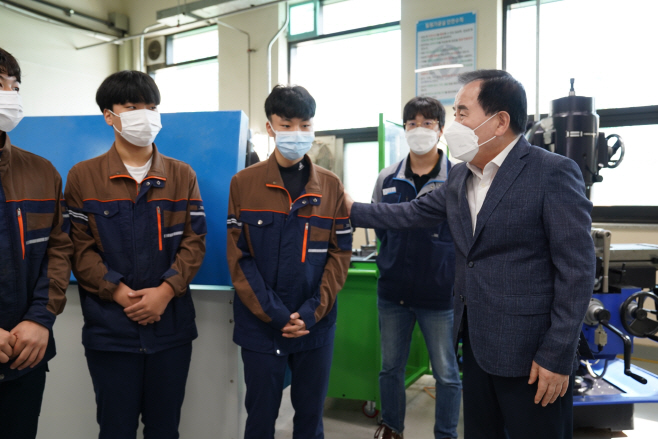 김지철 충남교육감이 기능경기훈련중인 학생들을 격려하고 있다