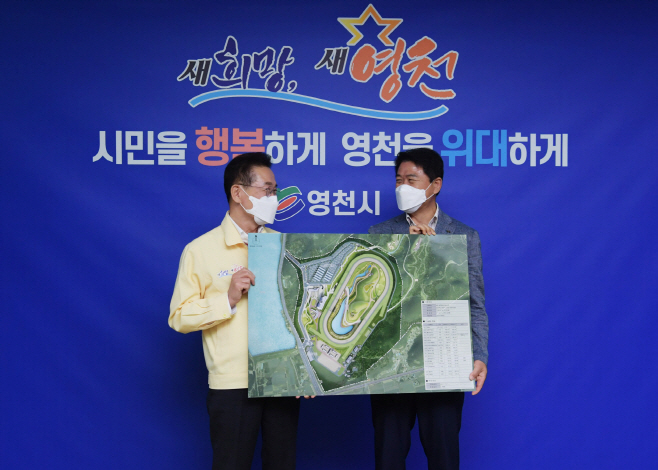 영천시) 영천경마공원 건축허가 신청 접수(2)-(왼쪽 최기문 영
