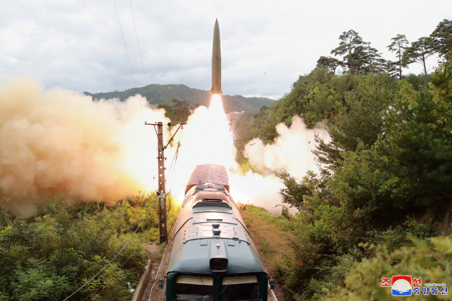북한, 열차서 탄도미사일 발사…북한판 이스칸데르 추정