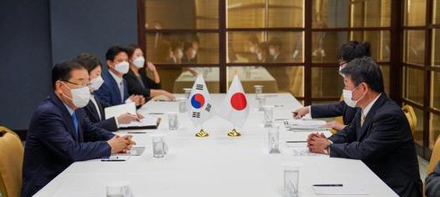 양자 회담하는 정의용 외교 장관과 모테기 일본 외무상