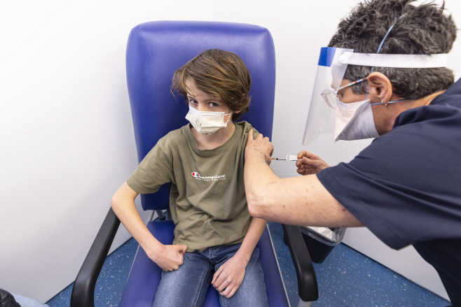 코로나 확산 속 화이자 백신 맞는 12세 호주 소년