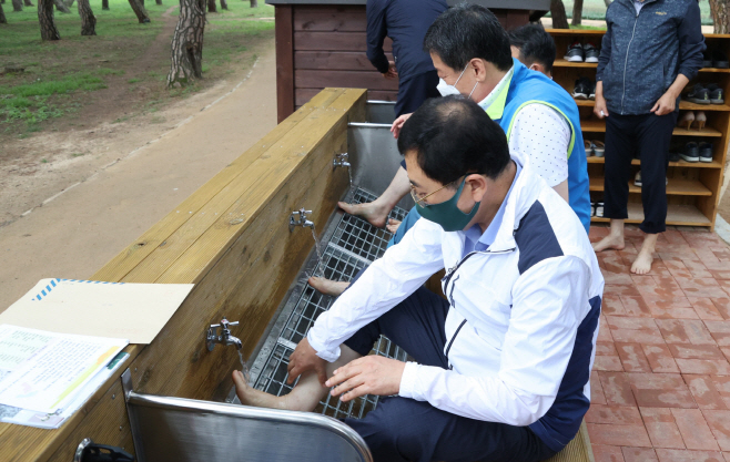 주낙영 경주시장이 시민들과 함께 천년 맨발길을 체험하고 있다