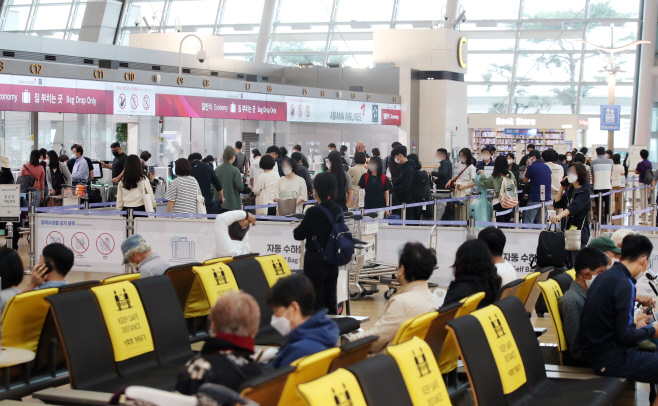 해외 출국자들로 붐비는 인천공항<YONHAP NO-4540>