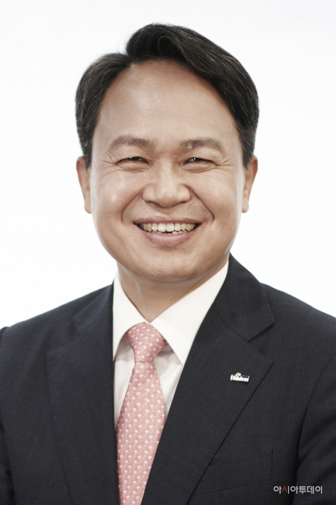 신한은행 진옥동 은행장 (증명사진)