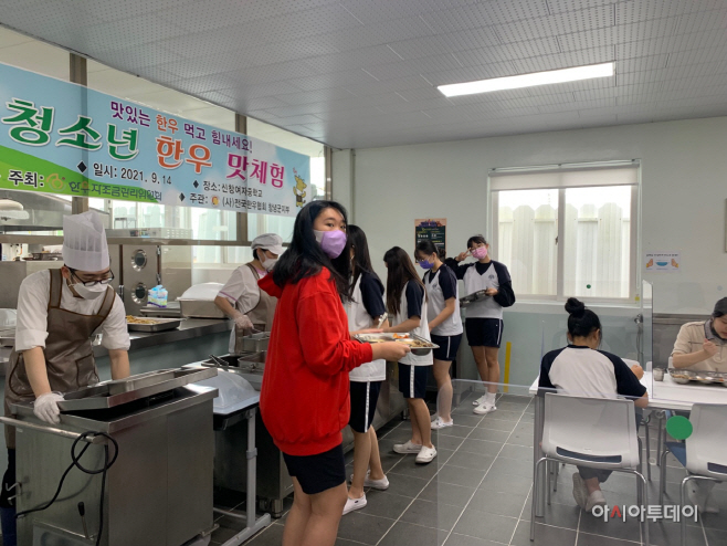 한우협회 창녕군지부 관내 초·중·고교에 한우나눔