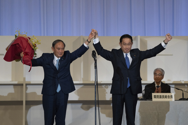 스가 총리 축하받는 기시다 日 자민당 신임 총재