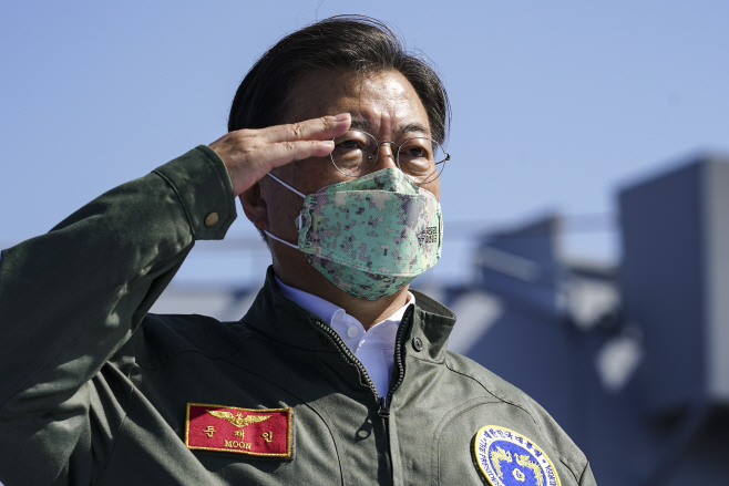 국군의 날 기념식 경례하는 문재인 대통령