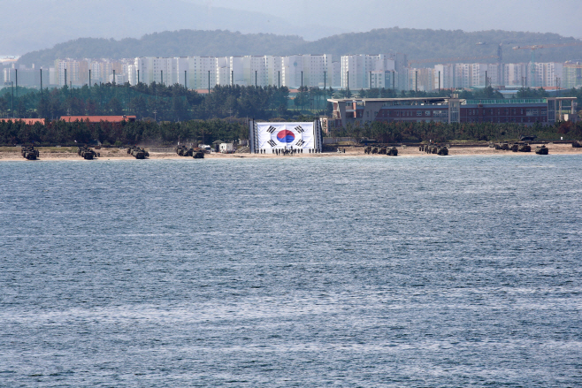 합동상륙작전 시연하는 군병력