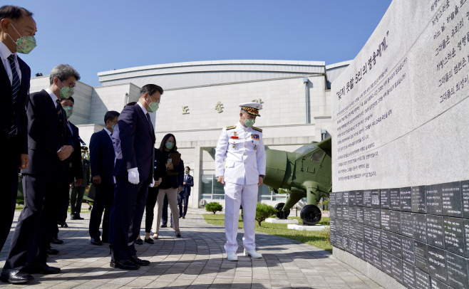마리온 순직자 추모의 벽 돌아보는 문 대통령