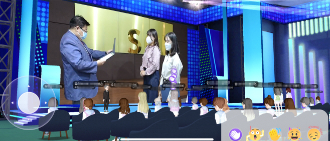 원종원 브랜드전략실장의 임명장 수여 사진