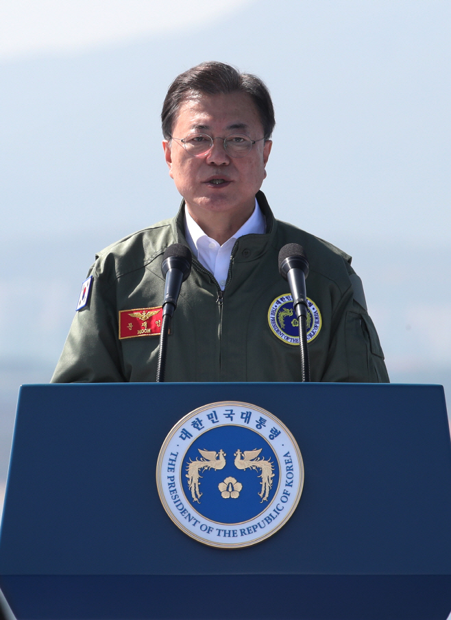 국군의 날 기념사 하는 문재인 대통령