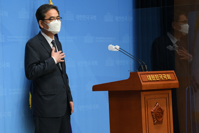 사퇴 기자회견 나선 무소속 곽상도 의원<YONHAP NO-1911>