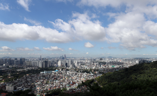 비 갠 서울 하늘 구름 많음
