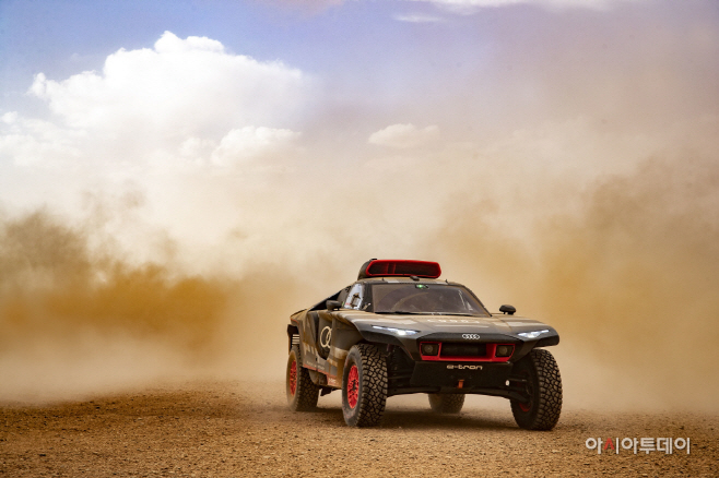사진 2. 모로코에서 테스트 주행중인 아우디 RS Q e-트론