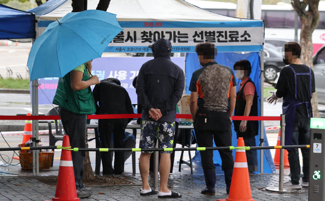 마포농수산물시장에 설치된 찾아가는 선별검사소<