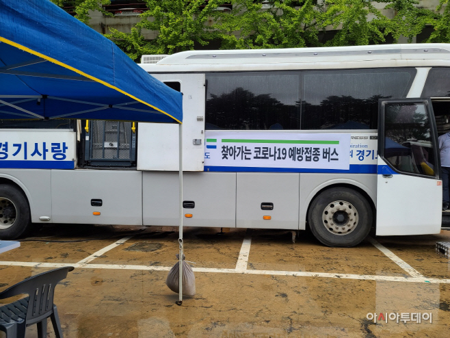 21.안산시, 찾아가는 백신버스 운영…얀센백신 활용 (2)