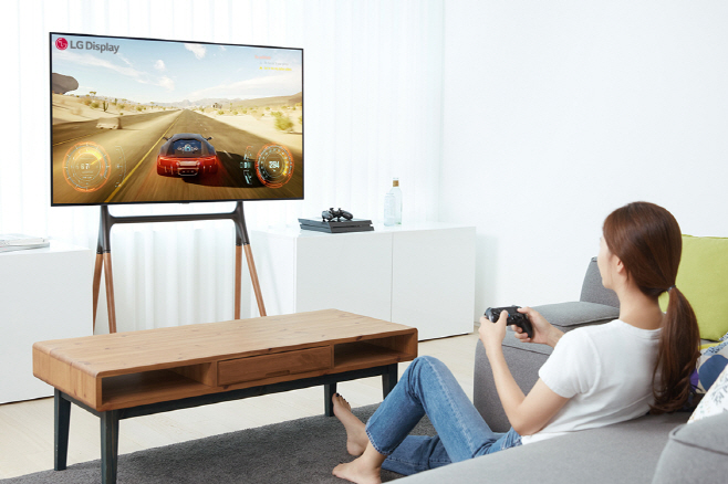사진1-OLED TV로 게임을 즐기는 모습