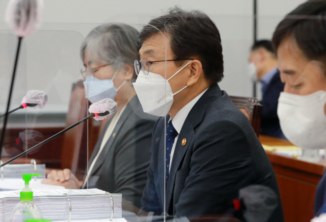 답변하는 권덕철 보건복지부 장관<YONHAP NO-3334>