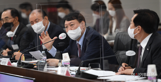 [포토] 중소기업인들과 대화하는 윤석열