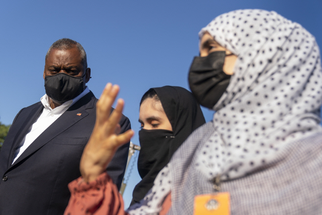 미군 기지 수용 아프간 난민 만나는 오스틴 미 국방장관