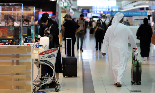 면세점 둘러보는 두바이 국제공항 이용객들<YONHAP NO-5771>