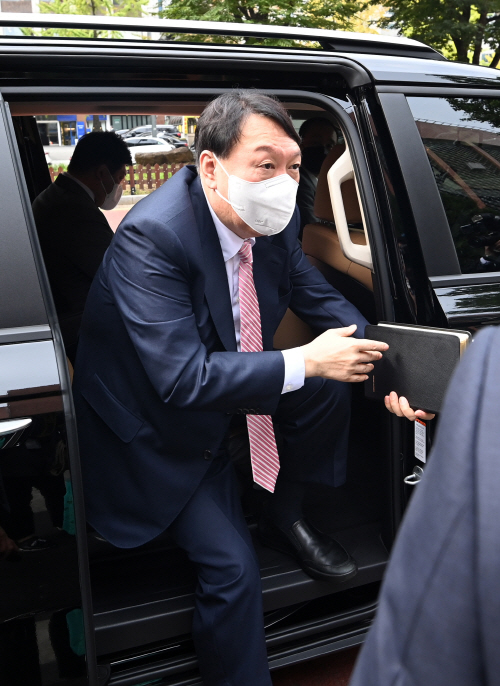 [포토] 성경책 들고 교회 향하는 윤석열