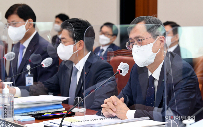 [포토] [2021 국감] 답변하는 정재훈 사장